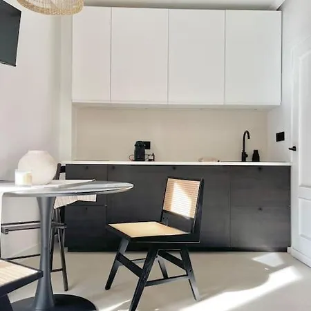 New Center Apartment *